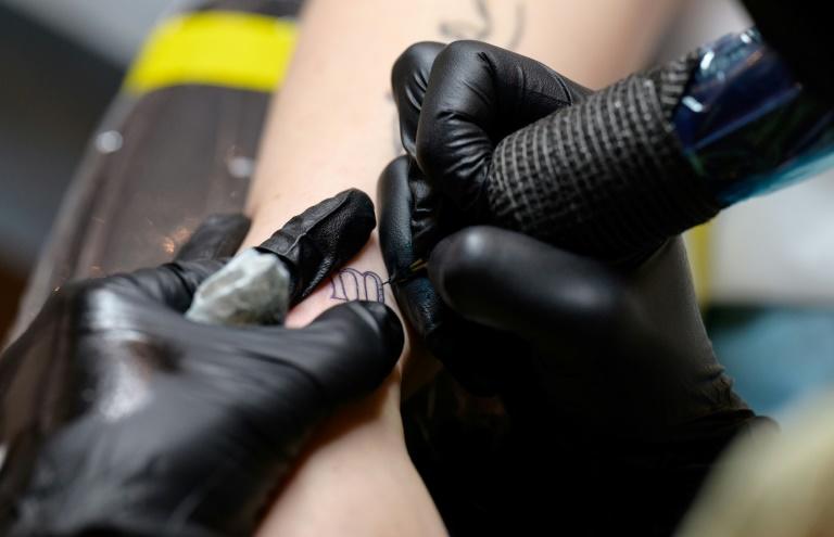 What are the two different types of tattoo machines?